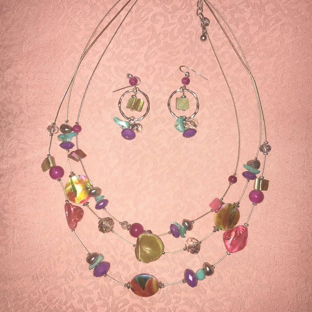 Necklace and earrings set.